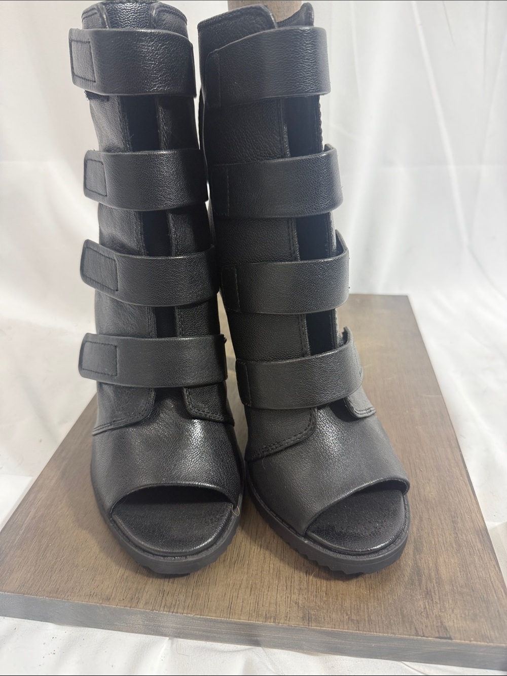 DKNY booties with velcro straps - Picture 6 of 9